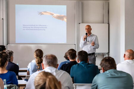 Foto Veranstaltung Klima.Zukunft Hessen 2025 Publikum und Redner