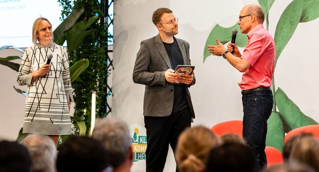 Foto Veranstaltung Klima.Zukunft Hessen 2025 P- drei Personen auf der Bühne