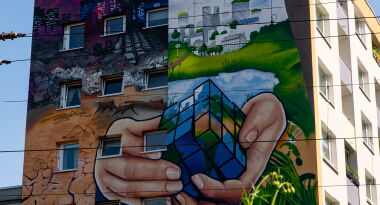 Auf dem Bild ist ein Klima-Grafitti Kunstwerk auf einem Haus zu erkennen.