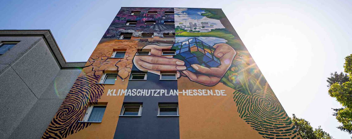 Klima-Graffiti von außen an einem Hochhaus