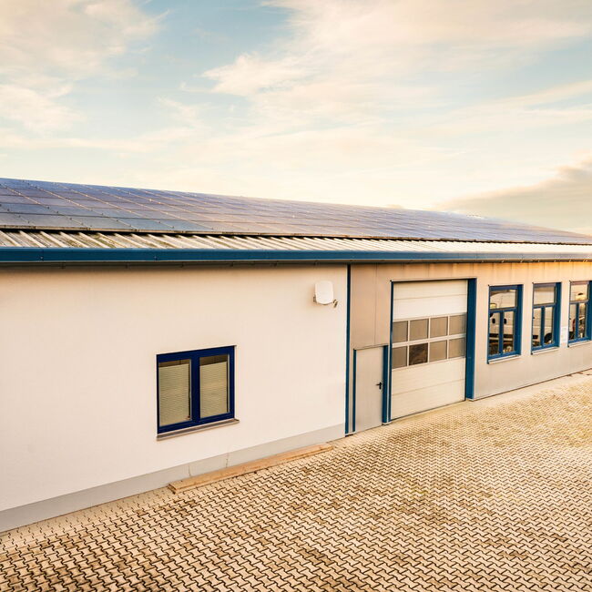 Industriegebäude mit Solaranlage auf dem Dach