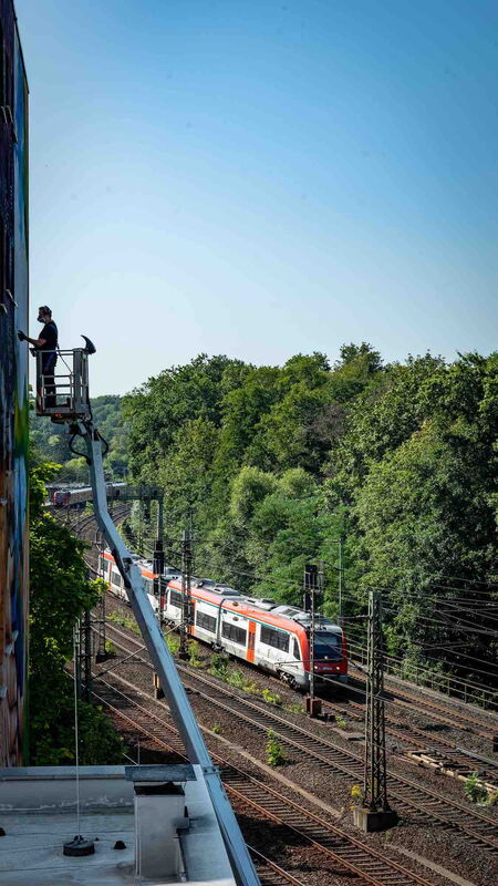 Justus Becker bei der Arbeit am Klima-Graffiti
