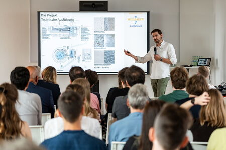 Foto Veranstaltung Klima.Zukunft Hessen 2025 Publikum und Redner in einem Workshop