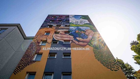 Klima-Graffiti von außen an einem Hochhaus