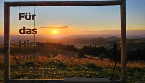 Naturbilderrahmen Wasserkuppe bei Sonnenuntergang