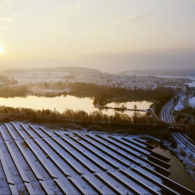 PV-Anlage in Cölbe neben einem See