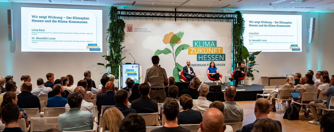 Foto Veranstaltung Klima.Zukunft Hessen mit Bühne und Publikum aus 2025