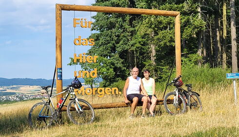 Naturbilderrahmen Wehrheim mit einem Ehepaar und Fahrrädern