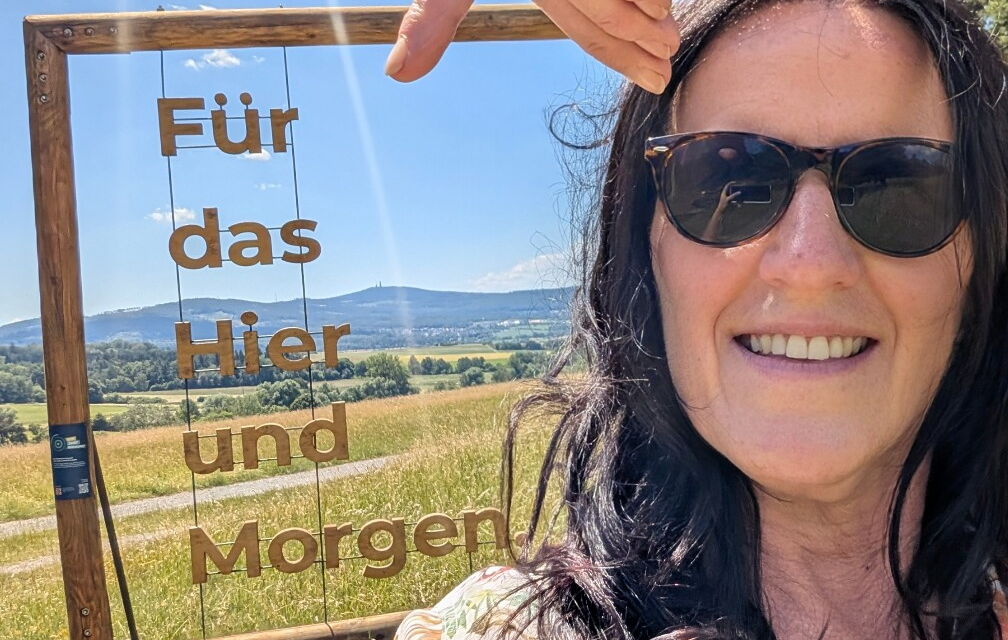 Naturbilderrahmen Wehrheim mit Gewinnerin lachend